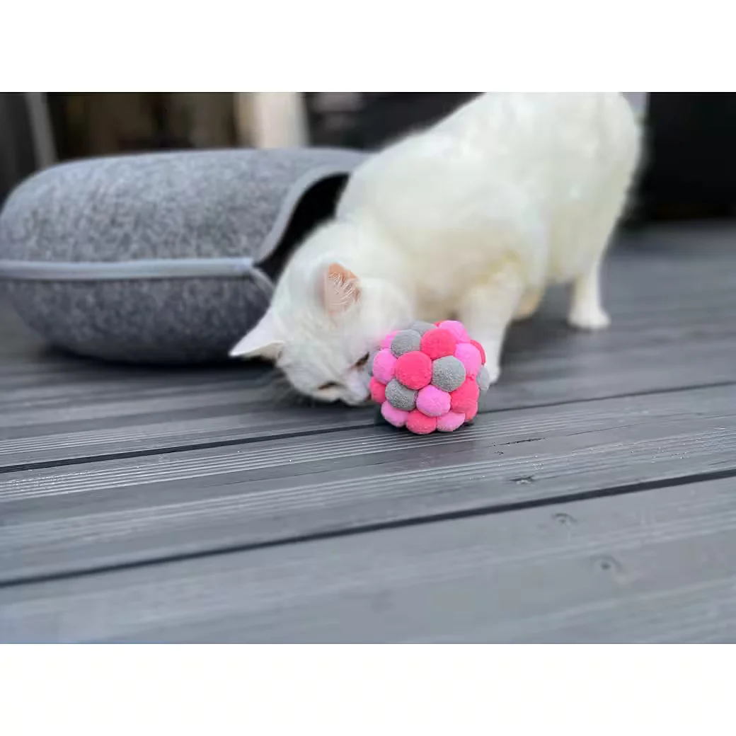 AUMÜLLER Katzenspielkugel Plüsch rosa grau mit Katzenminze Silver Vine