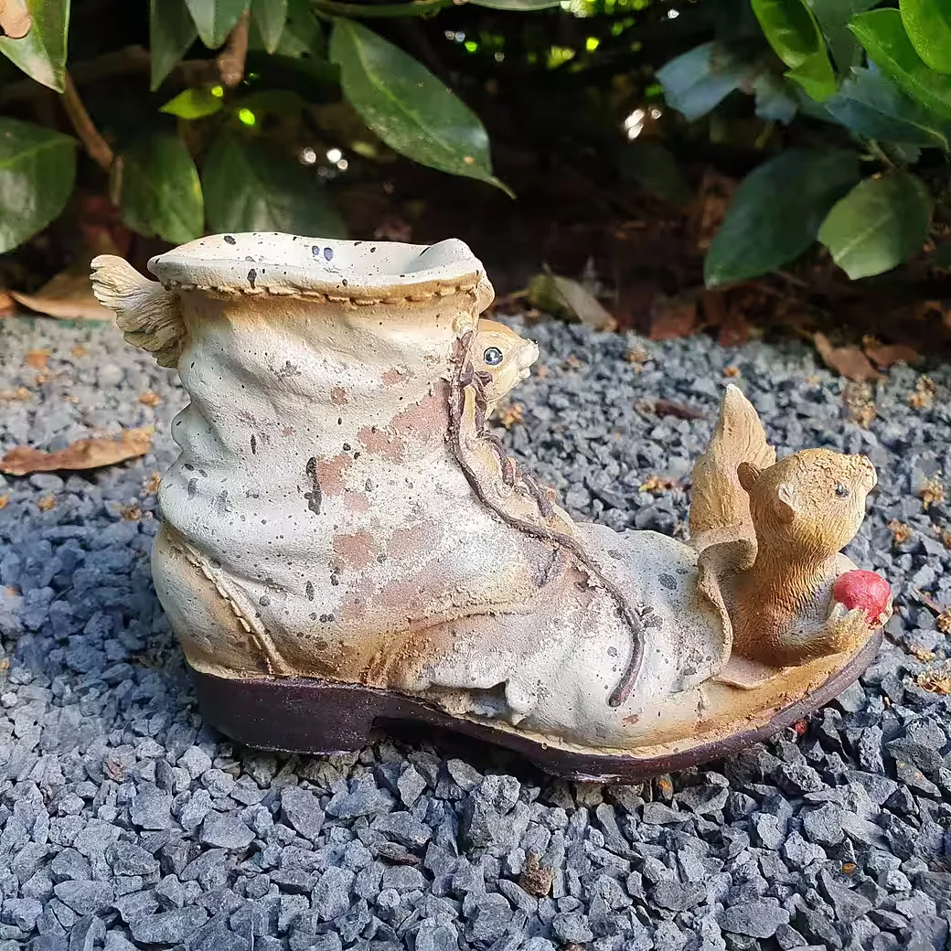 ASPINAWORLD Gartenfigur Pflanzschuh mit Eichhörnchen 8 cm